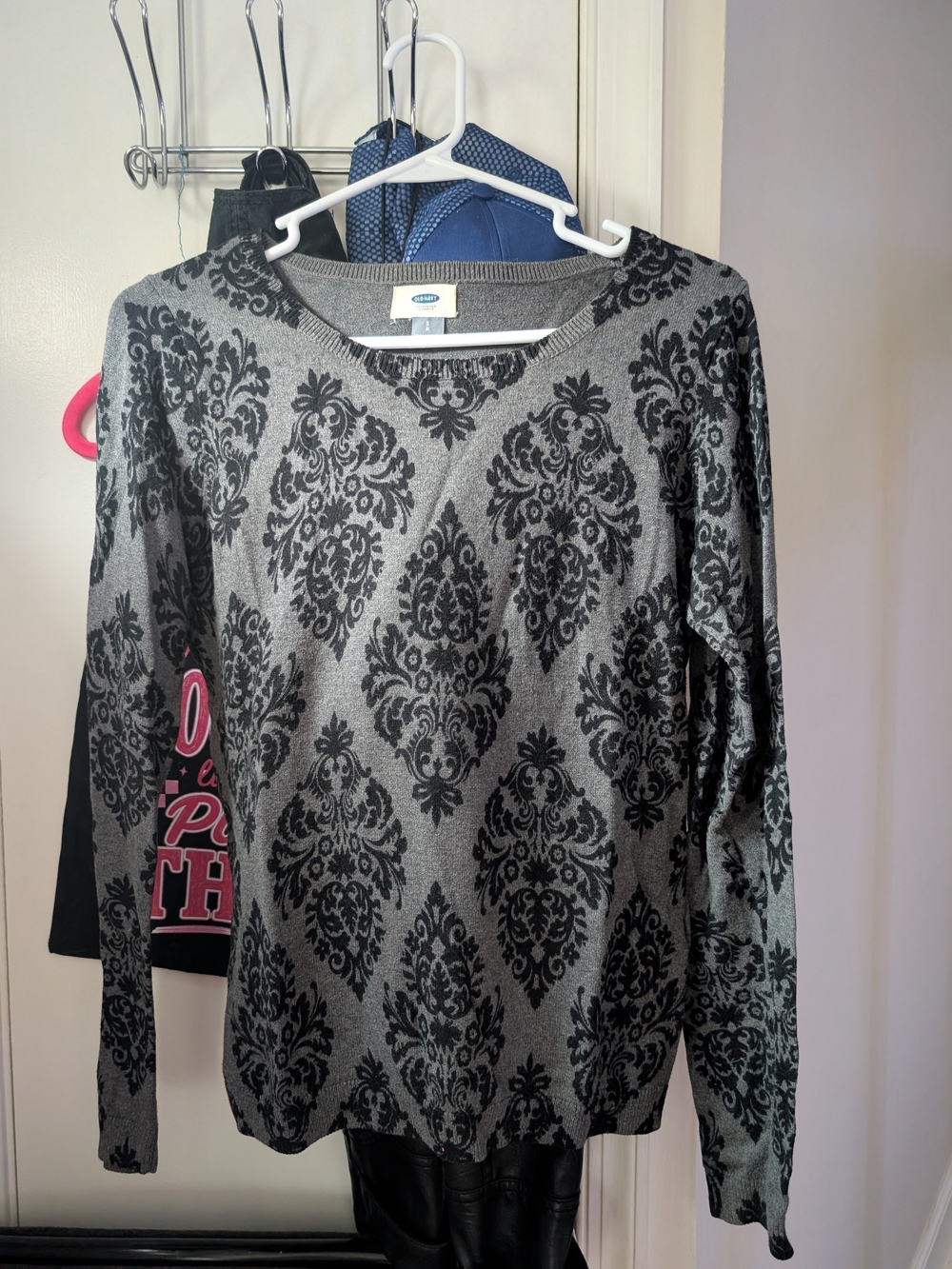 Old Navy Gray Long-Sleeve Top with Black Damask Print